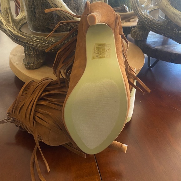 Adorable suede fringe booties size 6 - Picture 5 of 6